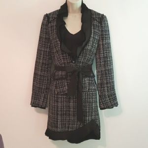 White House Black Market 2pc tweed suit size 4 Like new condition, great quality